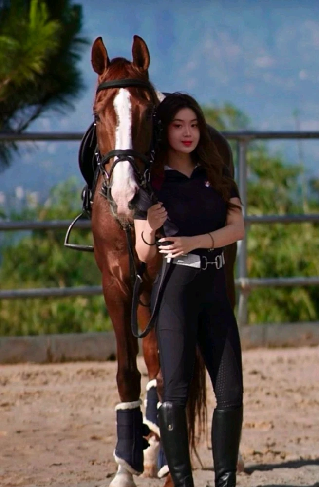 GIF gi-upload ni Ella