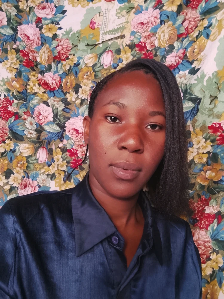 GIF otpremio/la Lilyan kaweesi