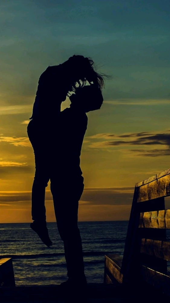 Hi there! ✨ New here and looking for global connections. I love dancing, walking along the beach, and watching the moon. I’m