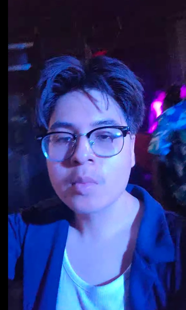 GIF na in-upload ni Angel