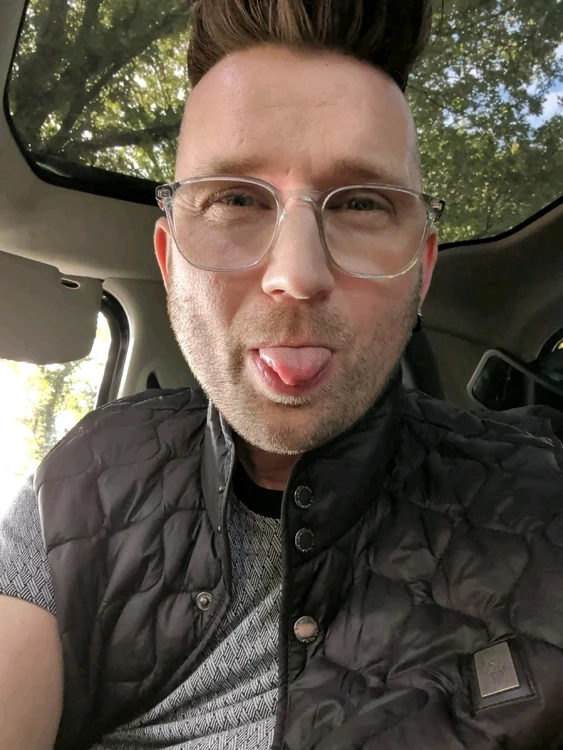 GIF I’m Keith tarapyndan ýüklenen