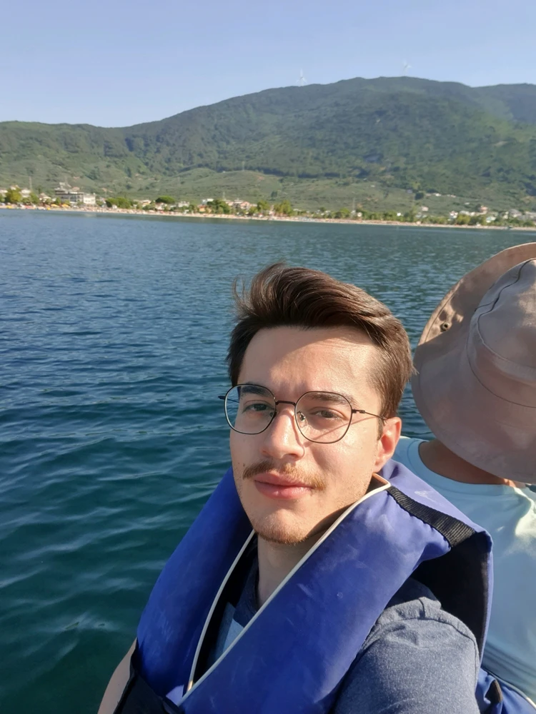 Gi-upload ni Emir ang hulagway