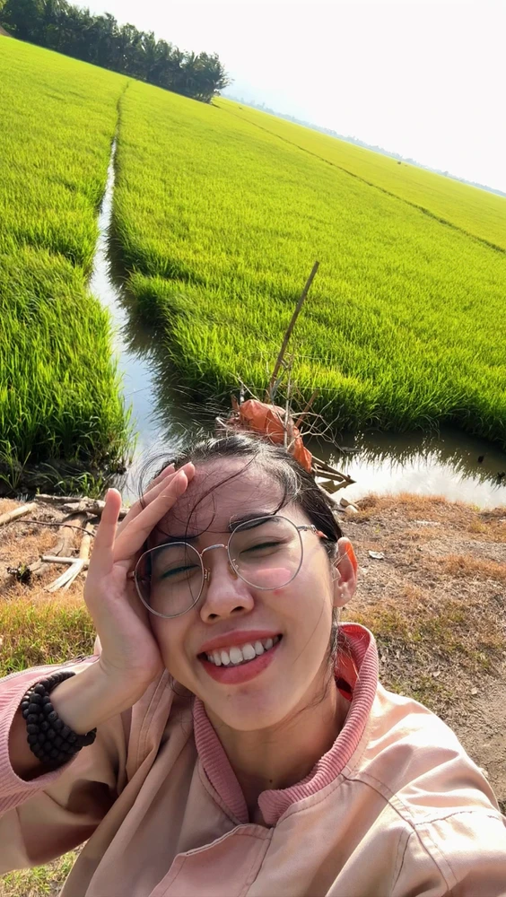 GIF uploaded by Dình