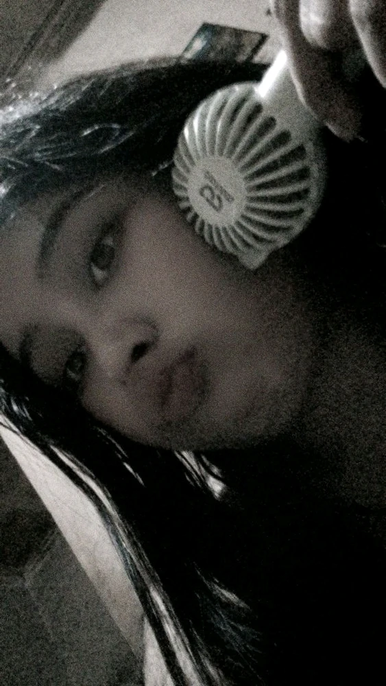 GIF na in-upload ni Camelia