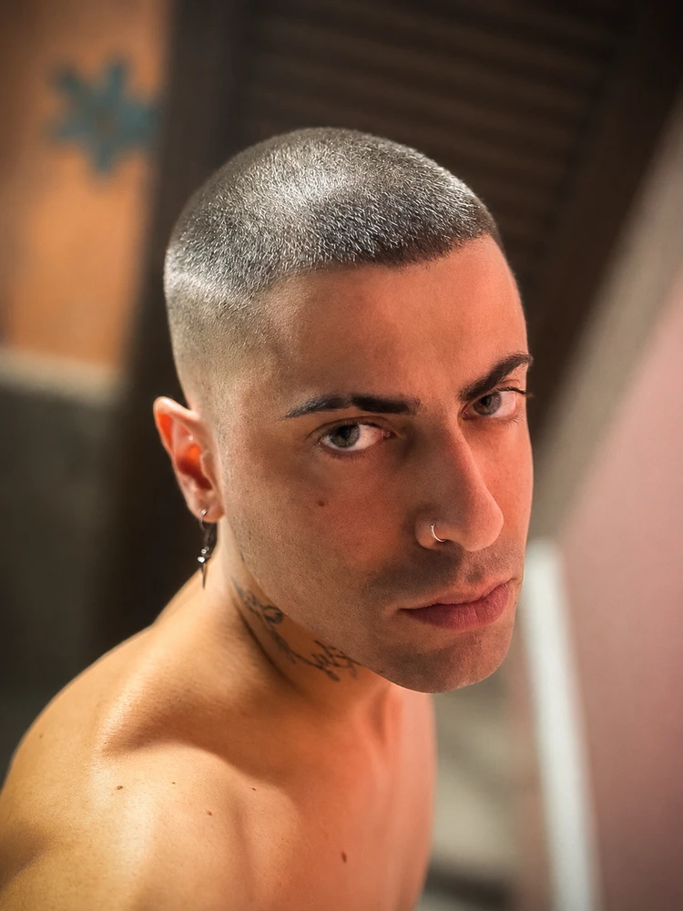 GIF eropgeluede vum Vincenzo