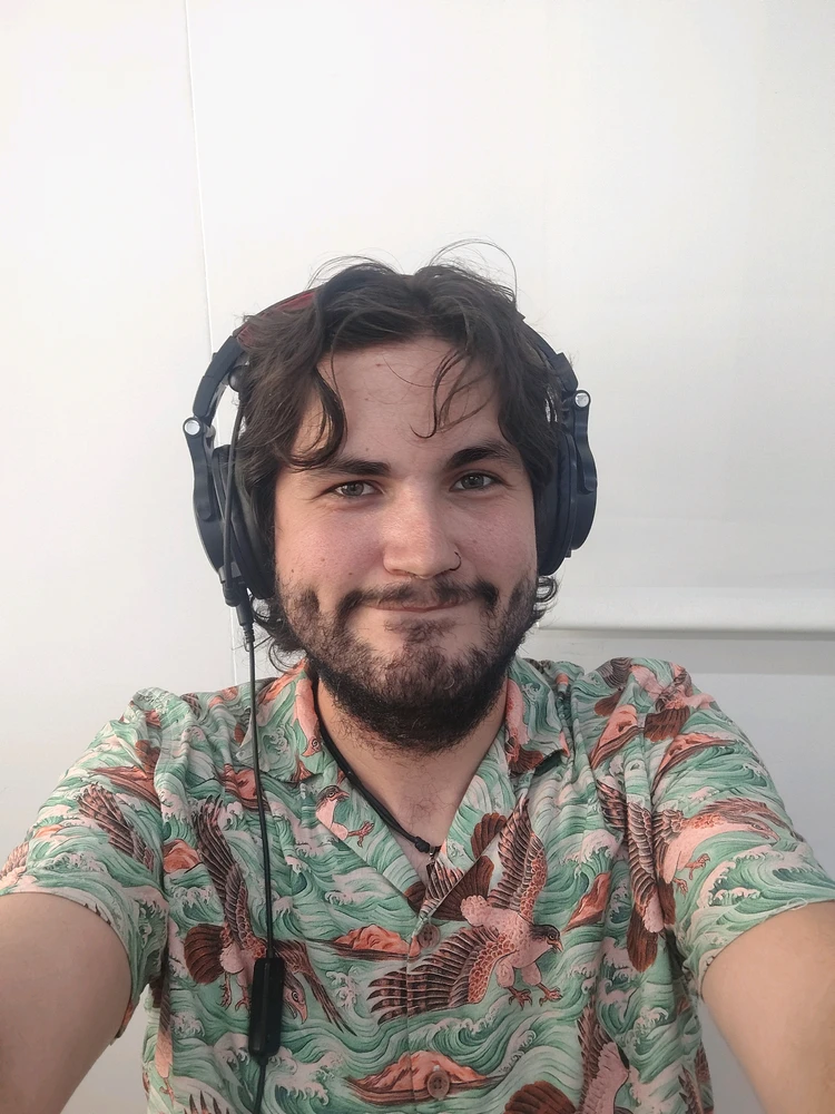GIF Andrew tarapyndan ýüklenen