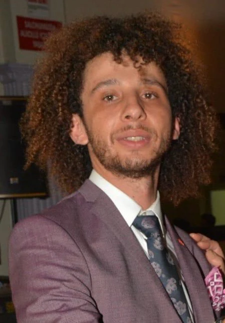 GIF tso los ntawm Gökhan