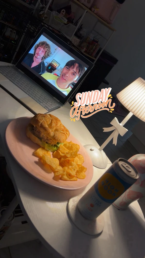 GIF Reina tarapyndan ýüklenen