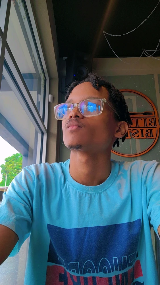 GIF na auina ae e Aaron