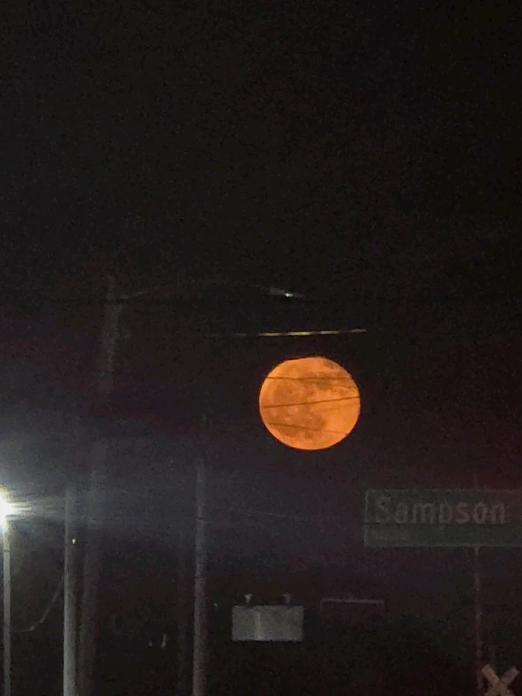 GIF tso los ntawm Luna