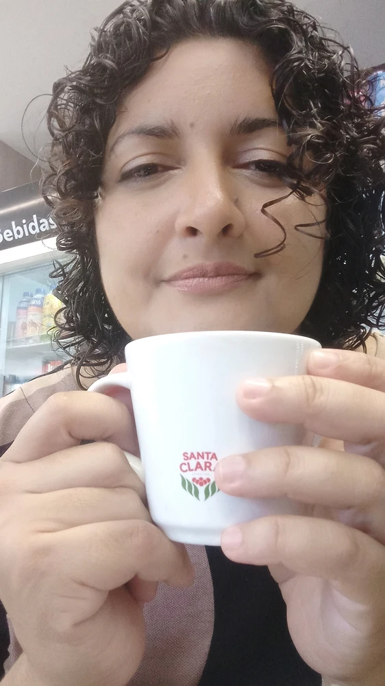 GIF tso los ntawm Adália
