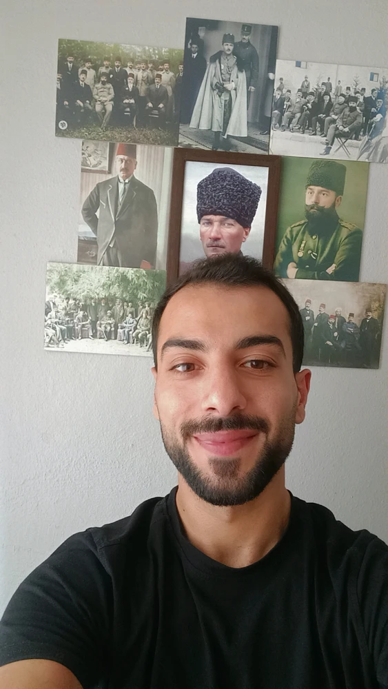 GIF gi-upload ni Mustafa