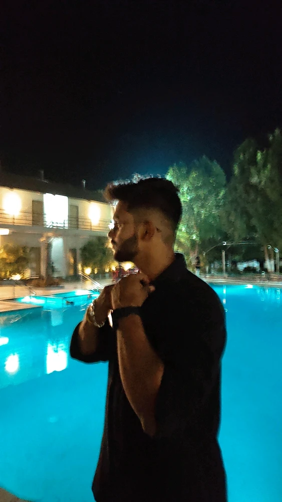 GIF tso los ntawm Paras