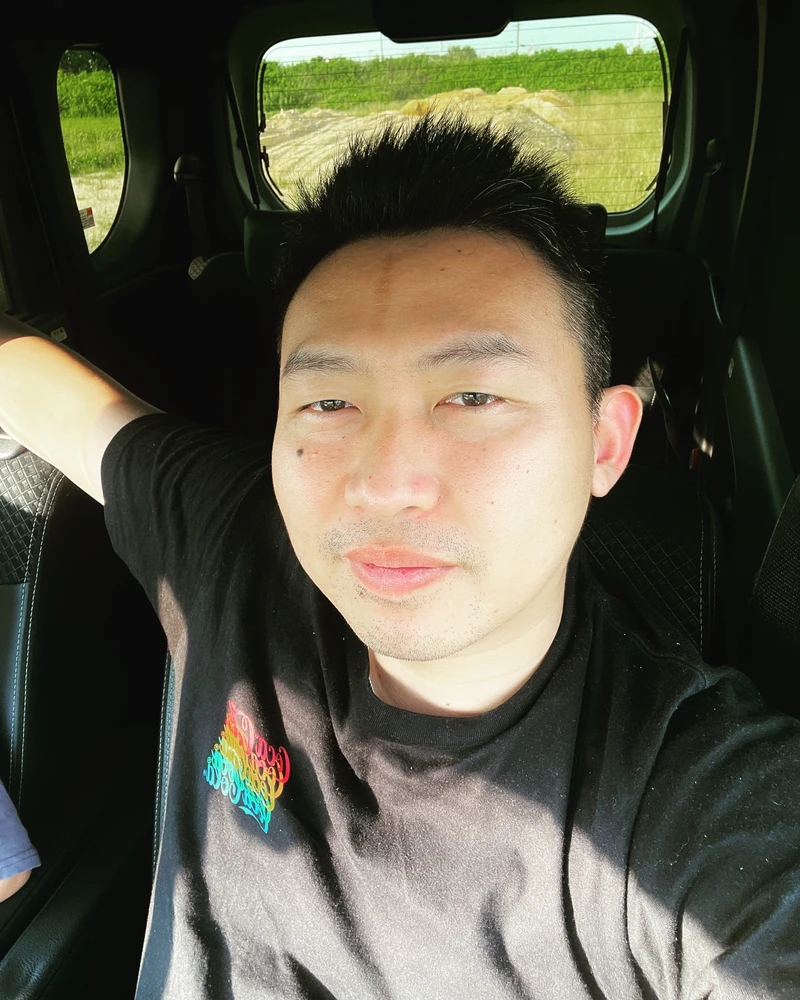 GIF na in-upload ni Hiro