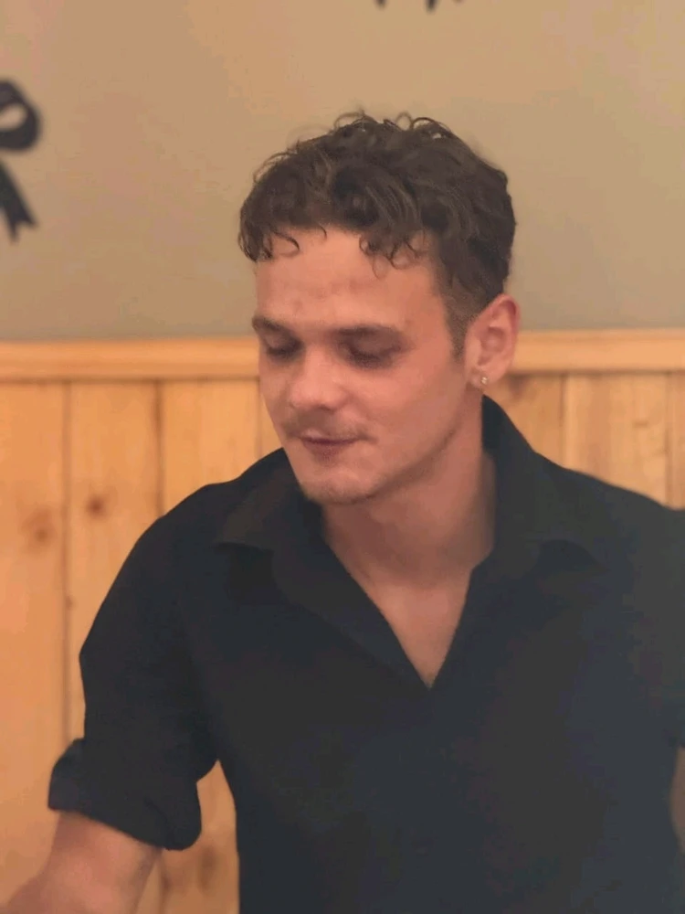 GIF gi-upload ni Josh