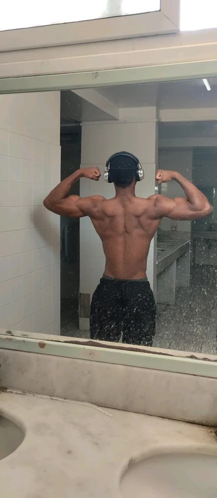 בילד ארויפגעלאדן דורך Victor_Chinedum1