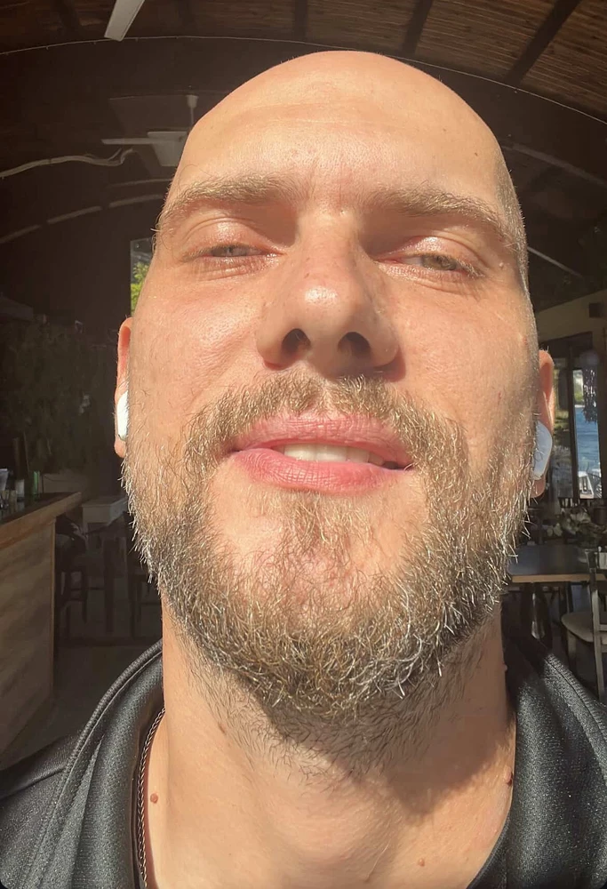 GIF gi-upload ni Stefan