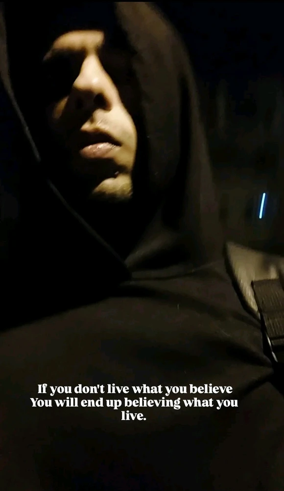 Duab xa los ntawm R Λ V E N