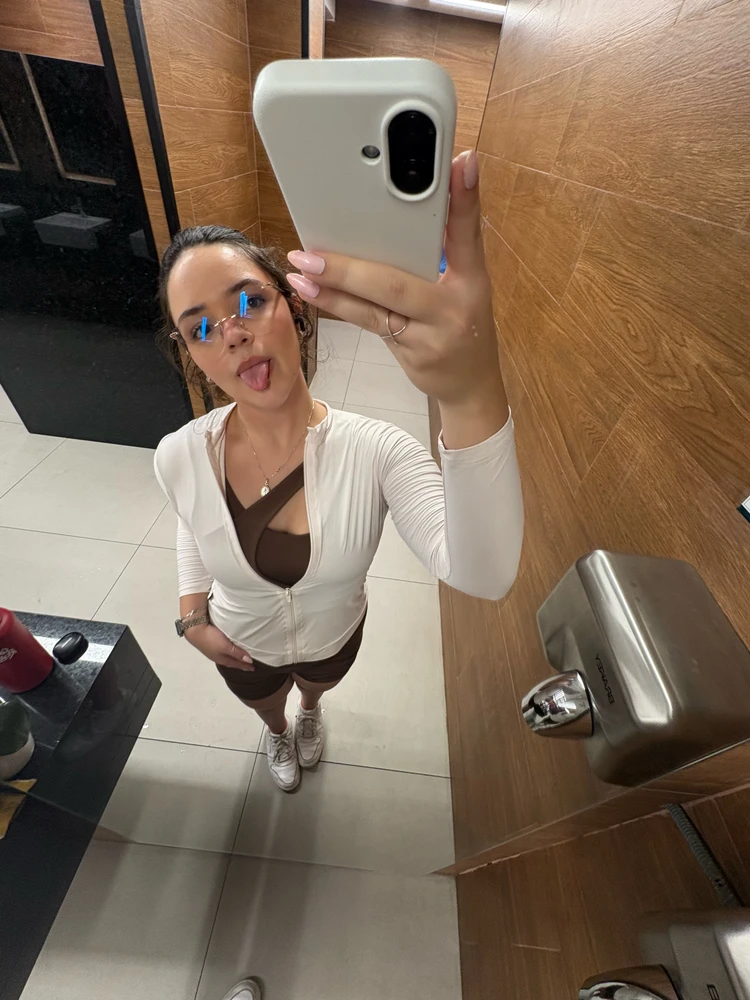Annie پاران اپ لوڊ ٿيل GIF