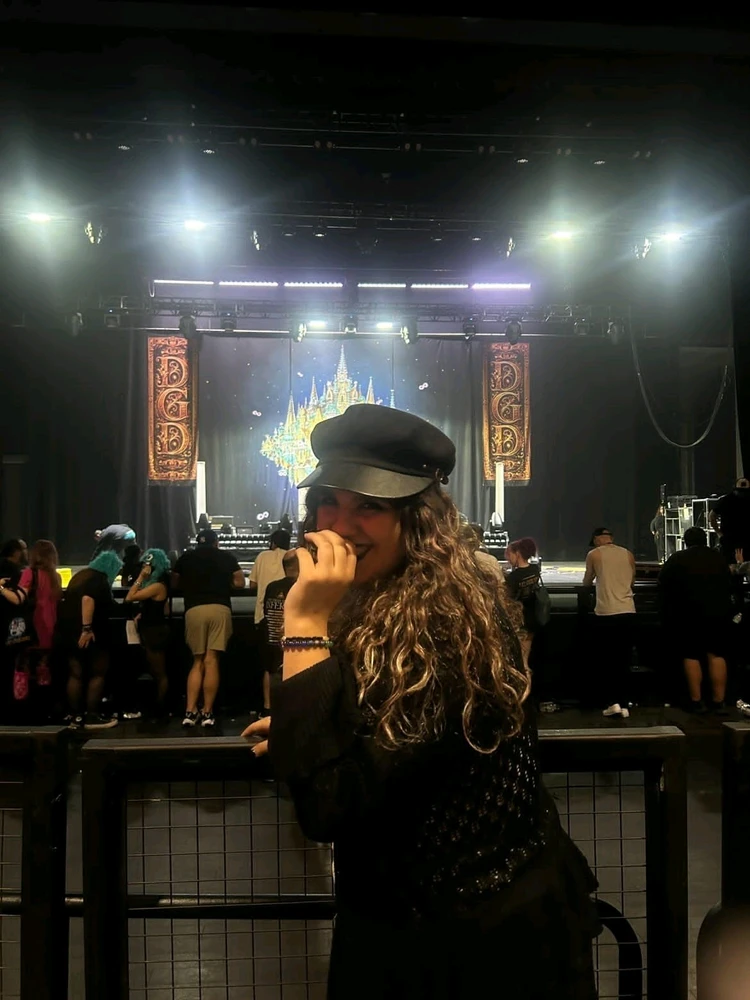 GIF tso los ntawm Kat