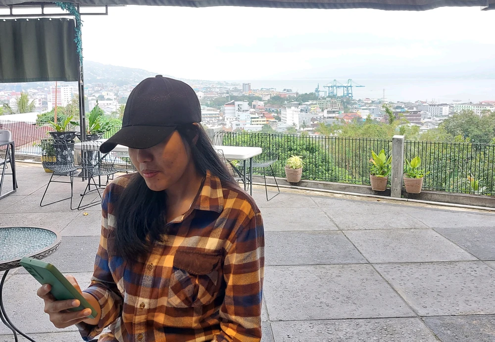 GIF na in-upload ni Febby