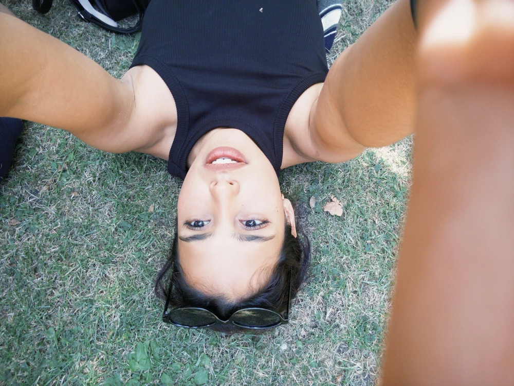 I-upload ni Adriana ang larawan