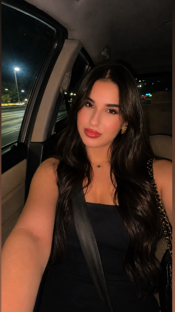 GIF na in-upload ni Mounia
