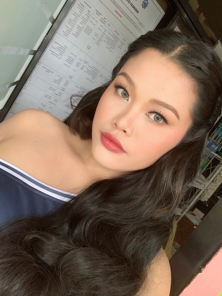 I-upload ni Barbie ang larawan