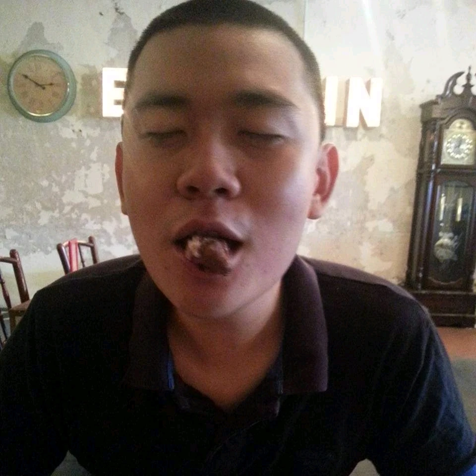 GIF na in-upload ni Chris
