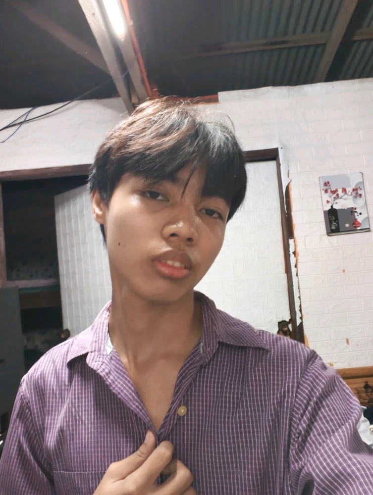 GIF tso los ntawm Yuri