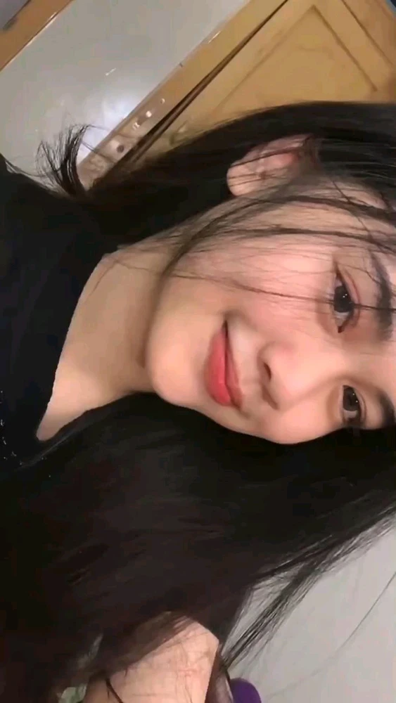 GIF tso los ntawm Sarah