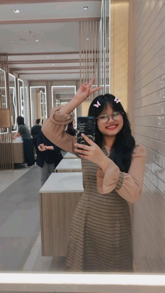 GIF tso los ntawm Devyn