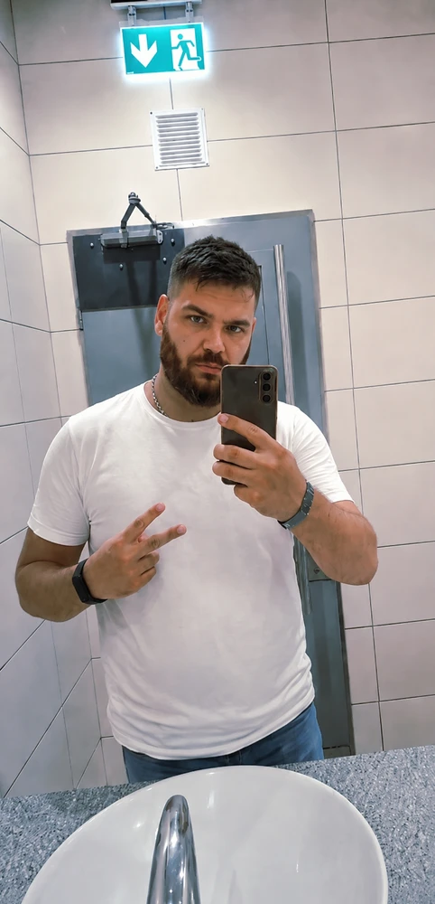 GIF tso los ntawm Mihai