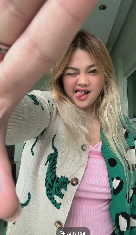 GIF na in-upload ni Hey Hanna