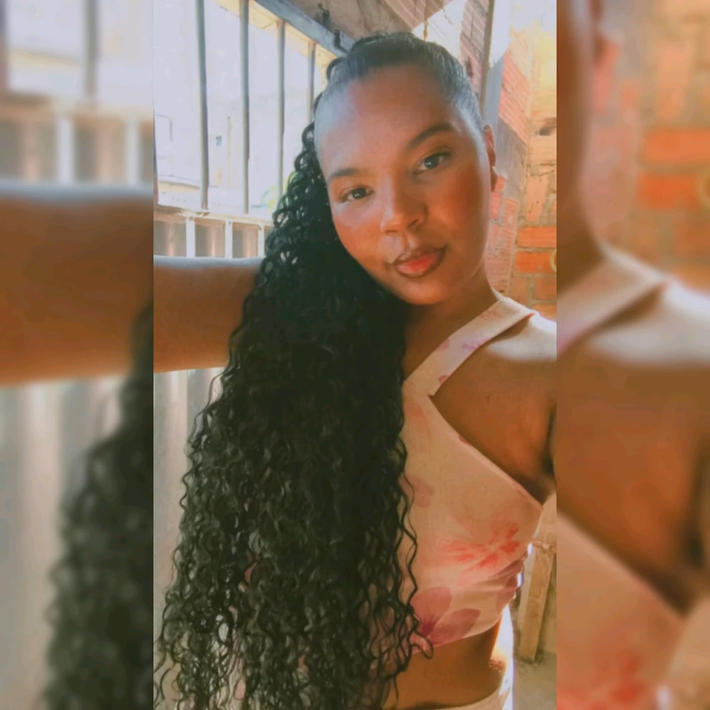 GIF tso los ntawm Juuh Oliveira