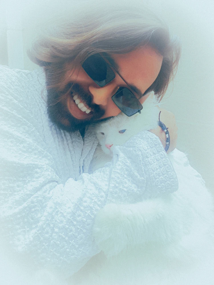 GIF tso los ntawm Yashraj