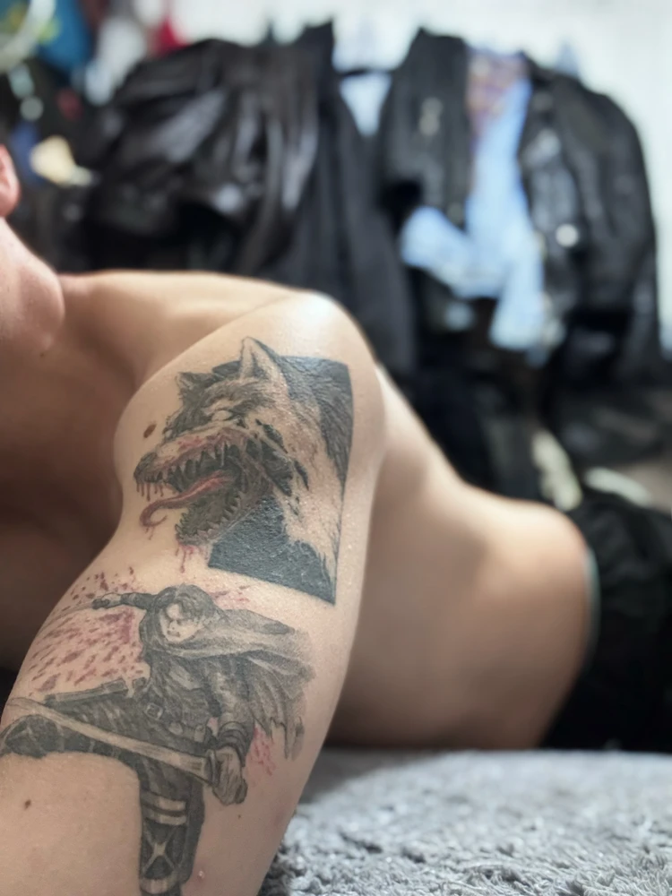 GIF tso los ntawm Chris