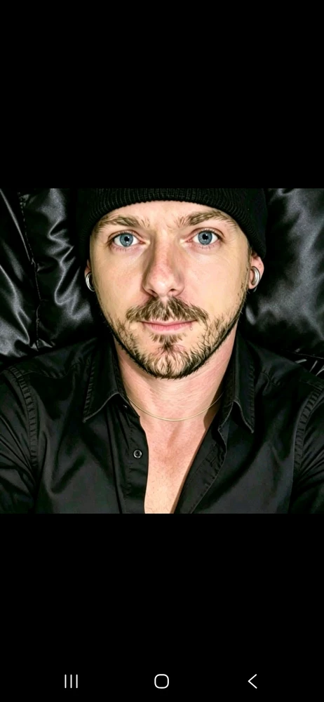 GIF gi-upload ni Anthony W