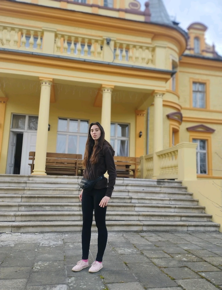 I-upload ni Karina ang larawan