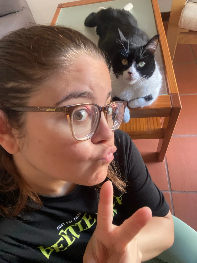 GIF tso los ntawm Stephanie