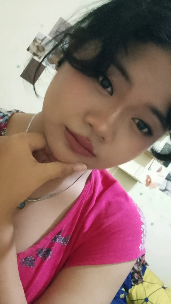 GIF na in-upload ni Risa