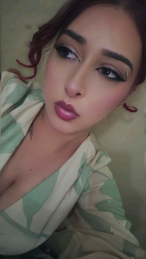GIF tso los ntawm Nina
