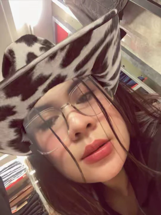 GIF na in-upload ni Mona