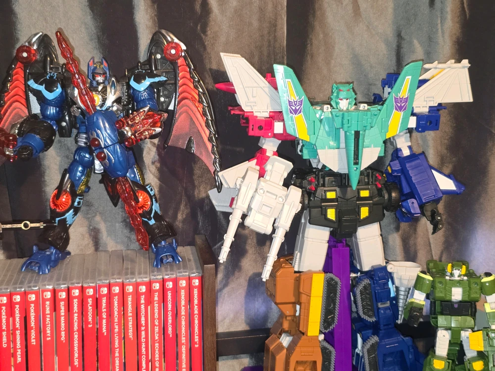 In the second photo I put liokaiser into his standard configuration