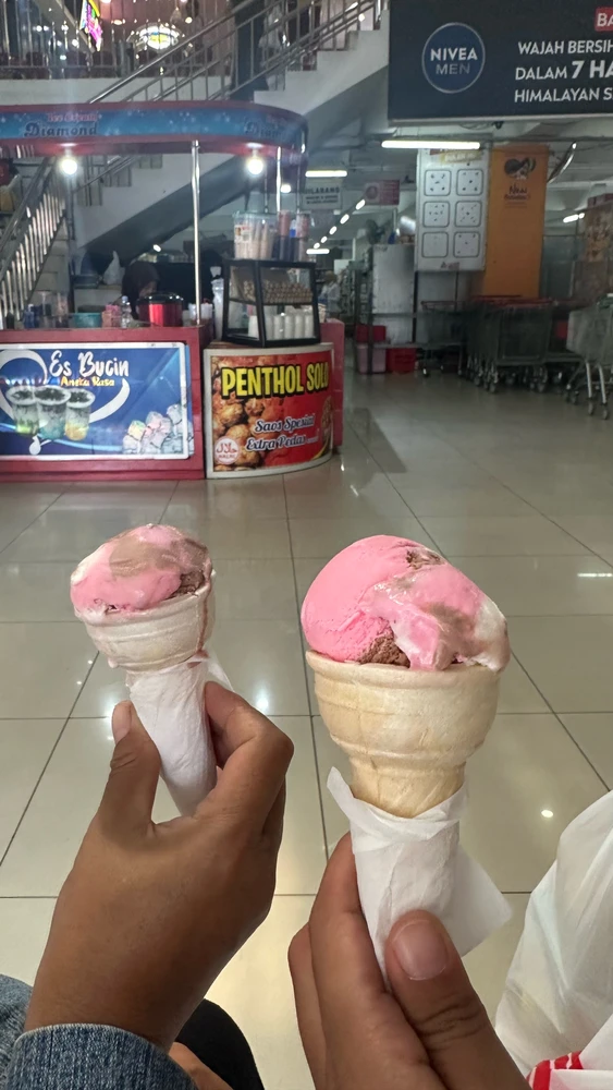 GIF gi-upload ni Issa