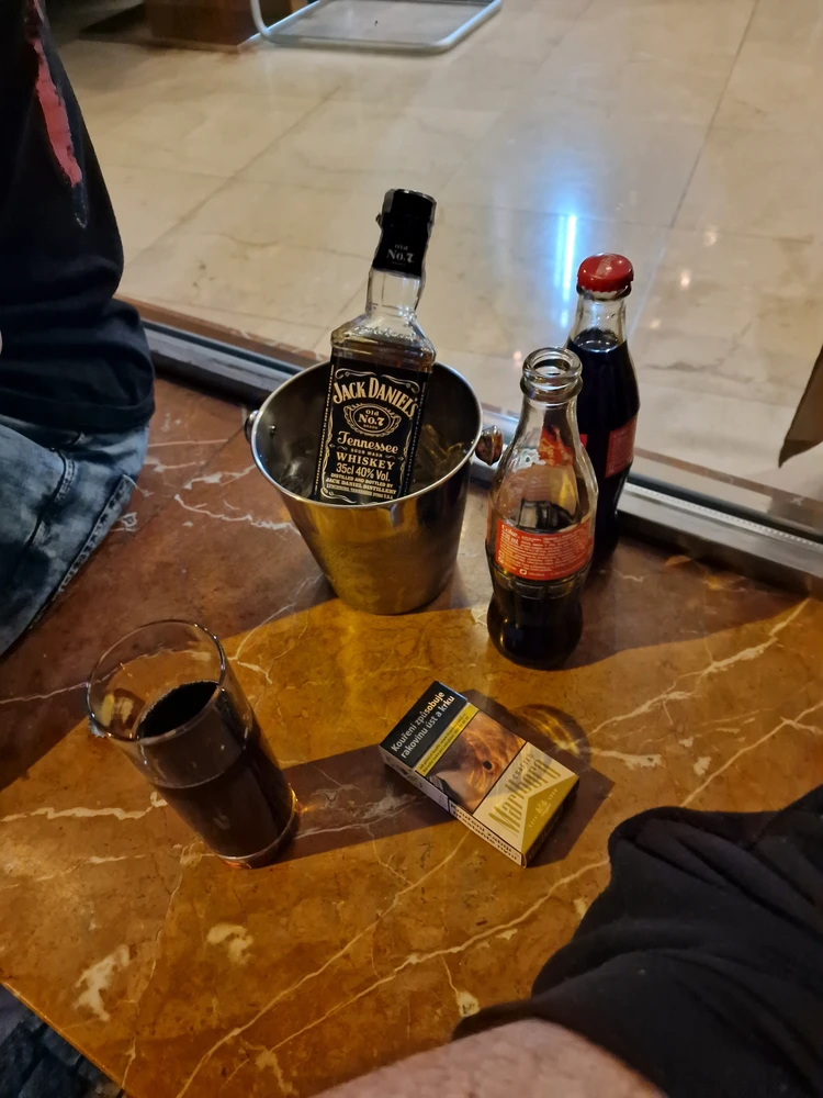 GIF tso los ntawm Petru Adrian