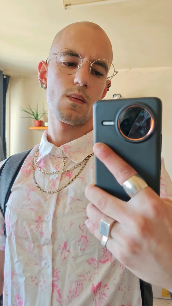 GIF na in-upload ni Viktor