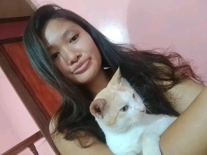 GIF tso los ntawm Lyn Manangca