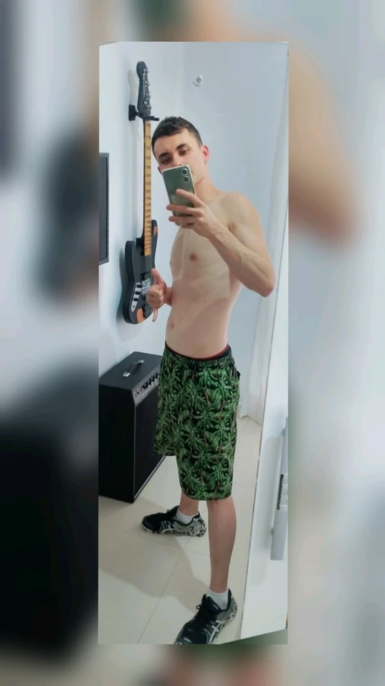 GIF tso los ntawm Lucas