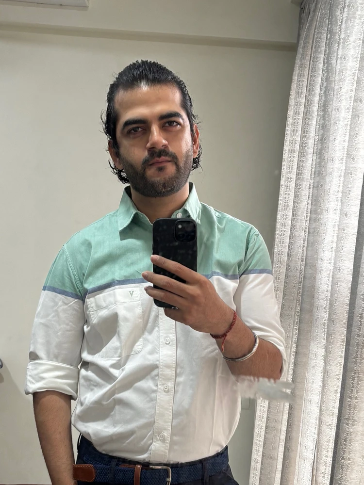 GIF tso los ntawm Mohit